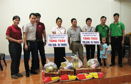 Các nhà hảo tâm tặng quà cho các gia đình khó khăn xã Mường So.